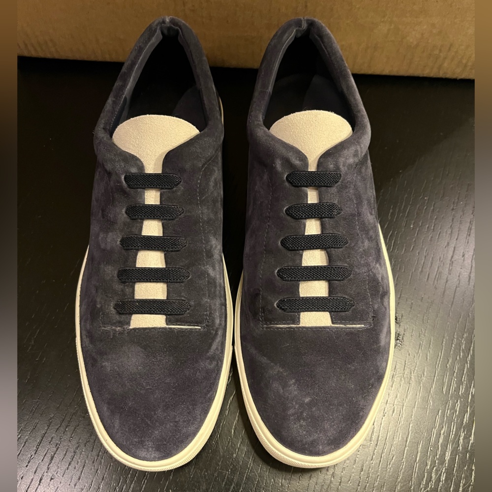 Comfy VINCE navy blue suede sneakers.